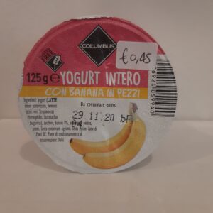 Yogurt intero con banana in pezzi