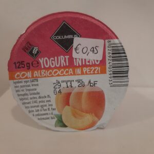 Yogurt intero con albicocca in pezzi
