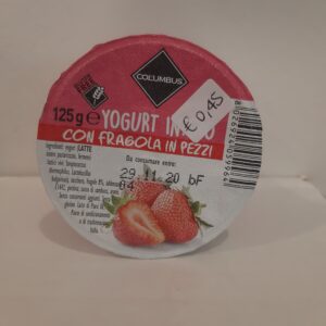 Yogurt intero con fragola in pezzi